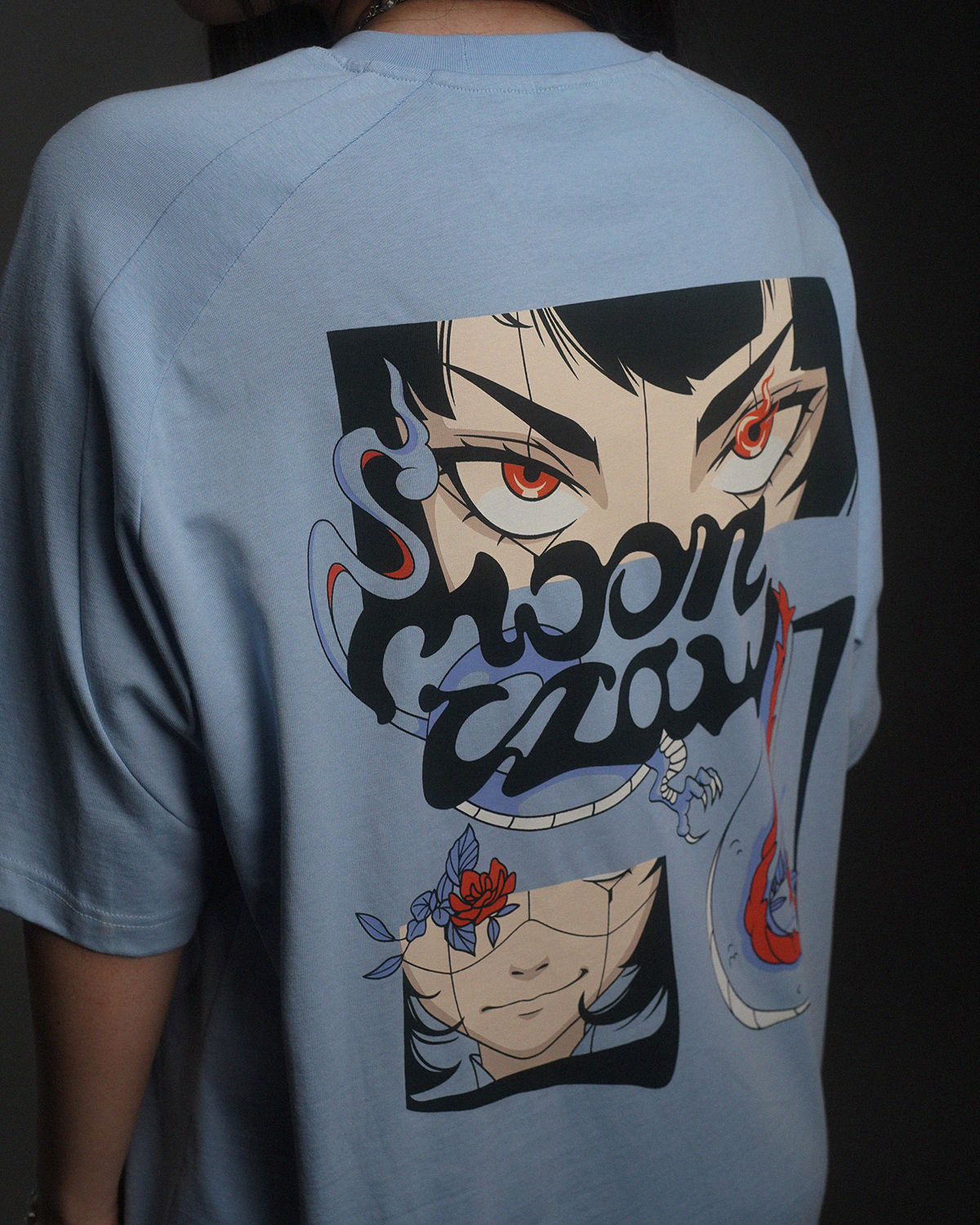 Rückseite eines hellblauen T-Shirts mit detaillierter Anime-Illustration in Schwarz, Rot und Beige sowie großem „MoonClaw“-Schriftzug.