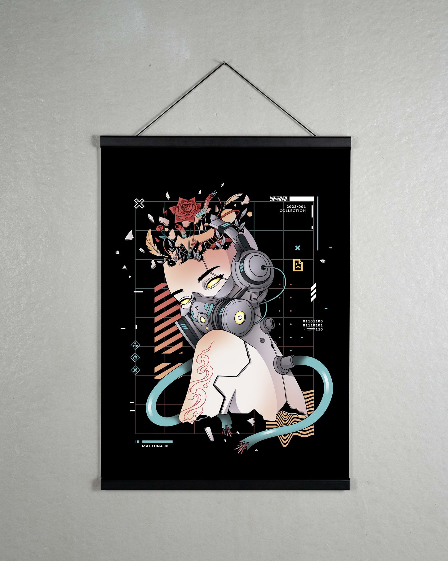 Poster mit digitaler Illustration im Cyberpunk-Stil. Dargestellt ist ein weiblicher Oberkörper mit Roboter-Elementen wie Schläuchen, Kopfhörern und technischen Details. Der Charakter hat gelbliche Augen, trägt ein Atemgerät und scheint oben aufgebrochen, aus dem Kopf ragen Kabel, Blütenblätter, eine Rose und ein Schwert. Der Hintergrund ist schwarz mit geometrischen Linien, Barcode, Zahlen und grafischen Symbolen. Das Poster hängt an einer schwarzen Aufhängung mit Kordel an einer hellgrauen Wand.