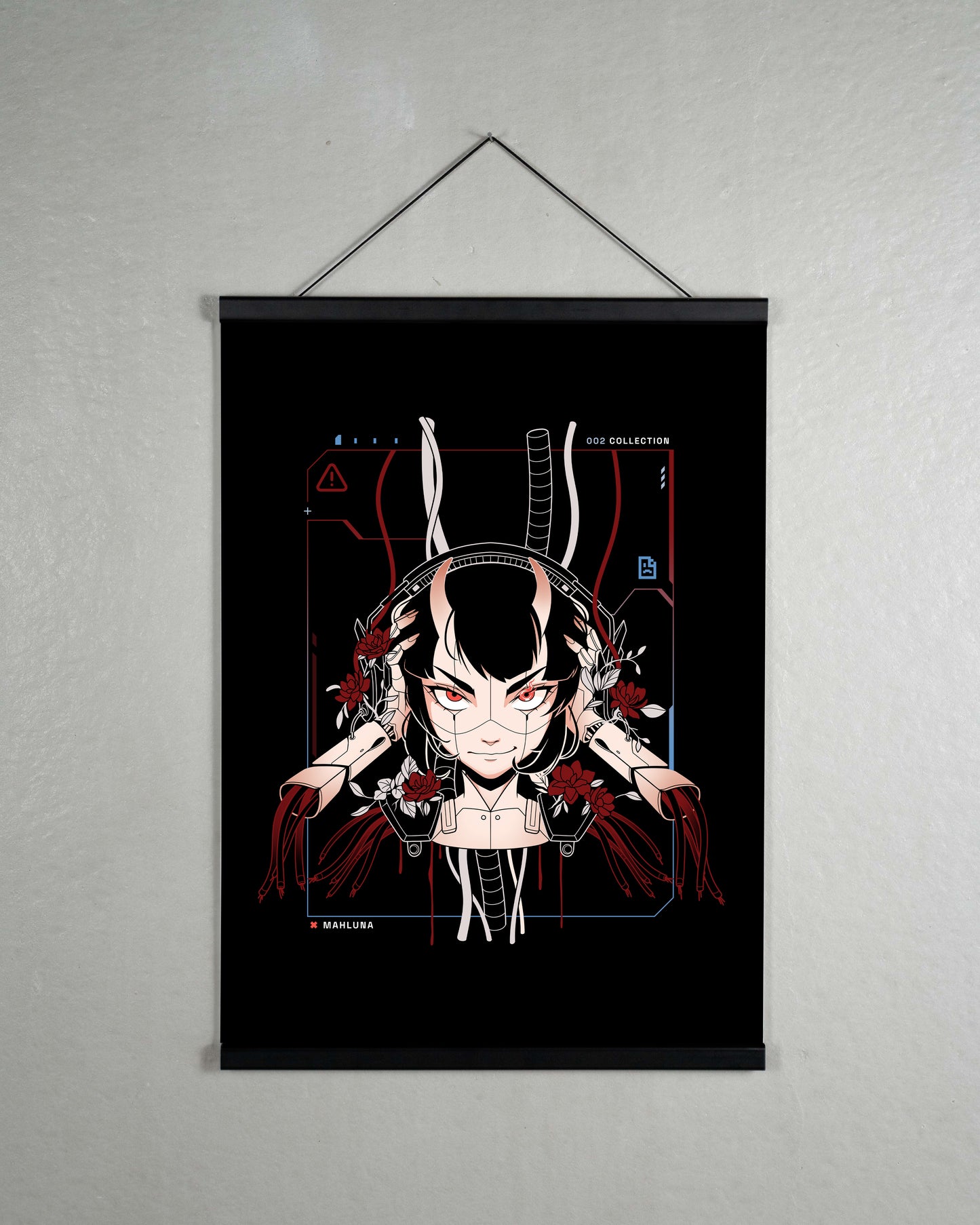 Poster mit grafischer Illustration im Anime- und Cyberpunk-Stil. Im Zentrum ist ein weiblicher Oberkörper mit robotischem Design, schwarzen Hörnern, Schläuchen und roten, fließenden Kabeln dargestellt. Die Figur hat auffällig rote Augen und einen entschlossenen Blick. Aus dem Kopfbereich und den Händen wachsen rote Rosen und weiße Blüten. Der schwarze Hintergrund ist mit geometrischen Linien, Symbolen und Text wie „002 COLLECTION“ gestaltet. Das Poster hängt an einer schwarzen Aufhängung mit Kordel an einer