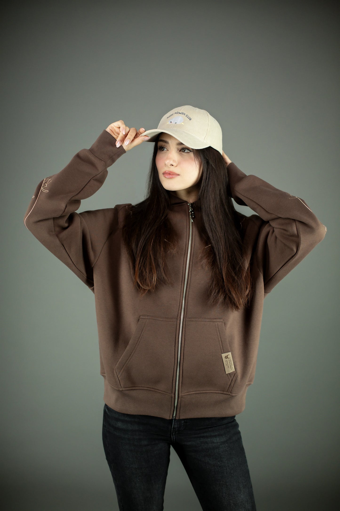 Beigefarbene Cord-Cap aus fein geripptem Cordstoff mit dunkler Stickerei „MÜDE MÖWEN CLUB“ über einer liegenden weißen Möwe. Die Cap wird von vorn getragen, der Fokus liegt auf der Form und der textilen Struktur.